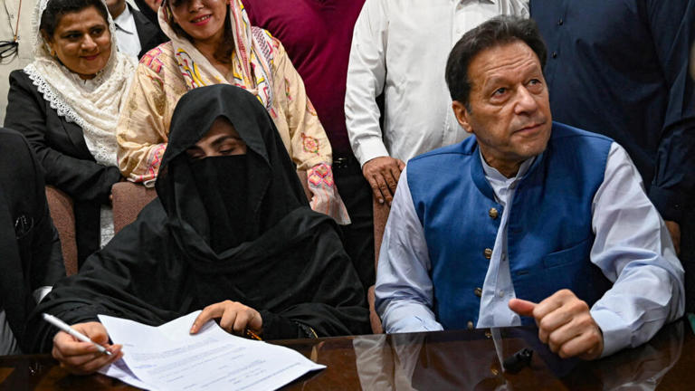 حكم بالسجن 14 عاما على رئيس الوزراء السابق عمران خان وزوجته بتهمة الفساد